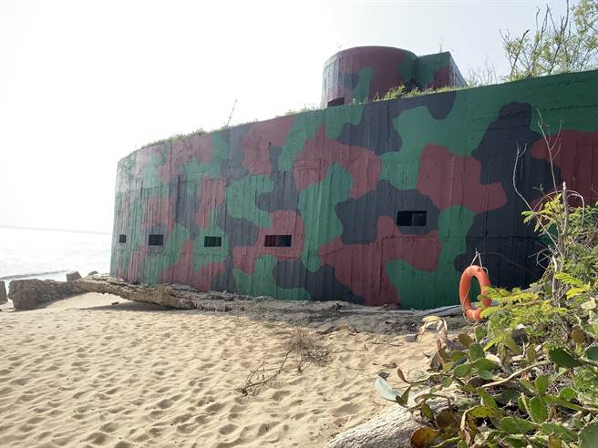 金湖镇公所说明，碉堡墙体原来就是迷彩偽装，重照原样粉刷用意在加强保护，希望乡亲和游客可以理解。（李金生摄）