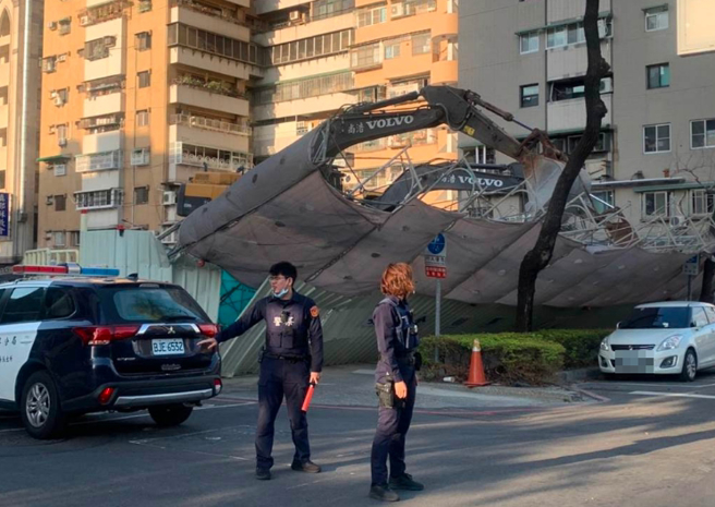 位于文武二街和民生二路口的一处工地鹰架及围篱也被强风吹倒，无人受伤，警方到场交管。（翻摄照片／石秀华高雄传真）