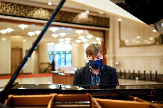 俄烏戰火仍在延燒，本周末俄國鋼琴家尼古拉．薩拉托斯基，將與指揮家楊書涵、國家交響樂團同台演出蕭斯塔科維契第二號鋼琴協奏曲。（鄭達敬攝，國家交響樂團提供）