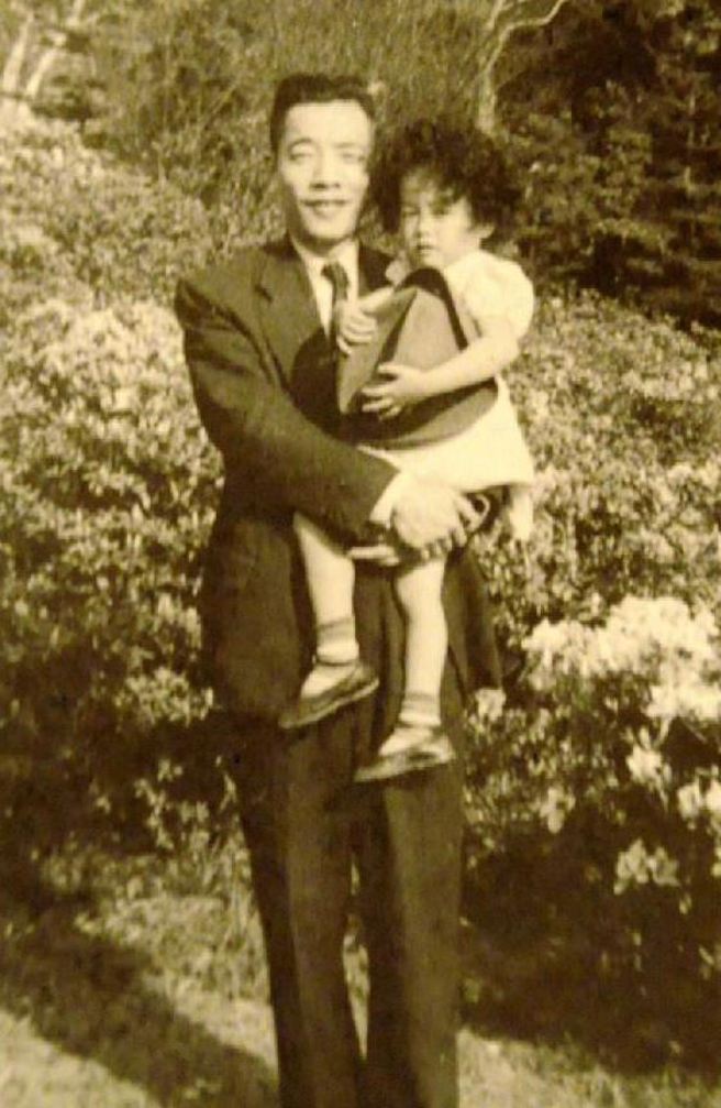 任显群怀抱着女儿任治平。（翻摄自《这一生》）