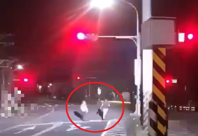 3名大学生见红灯故意奔跑穿越停止线，被测速照相器拍到，今苗栗警方找到人却无法开罚仅能劝导。（翻摄影片）