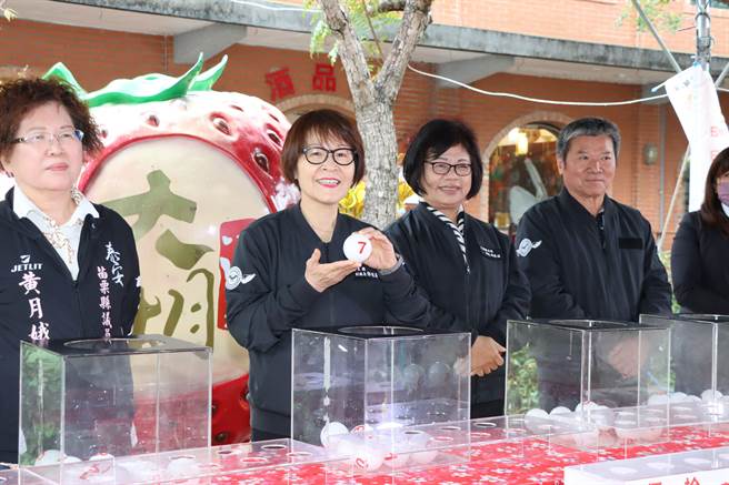 副縣長鄧桂菊等人抽出172個獎項。（苗栗縣政府提供／李京昇苗栗傳真）