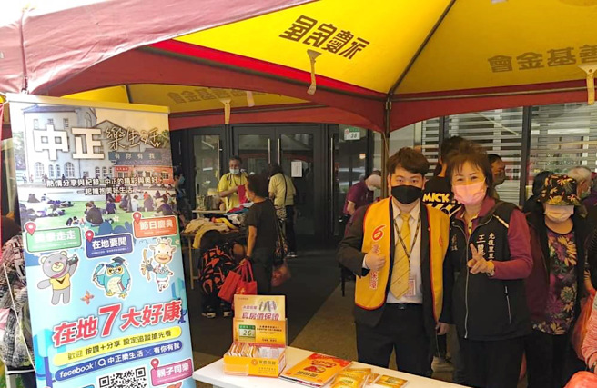 永庆房屋身为邻里的好伙伴，与光復里里民一同欢庆妇女节。(图/永庆房屋提供)