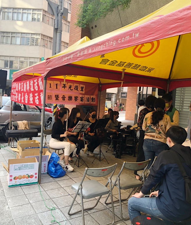 永庆房屋协助光復里举办妇女节活动，现场除了表扬杰出女性之外，还搭配音乐演奏、跳蚤市场。(图/永庆房屋提供)