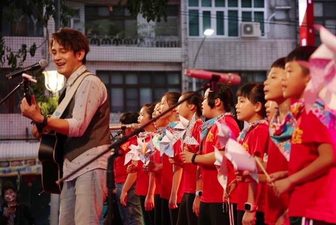 羅文裕領軍的「客家小吵」音樂節日前登場。（大賞門文創提供）