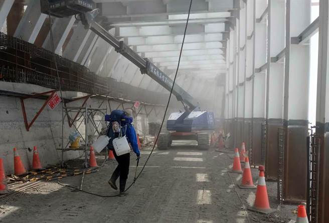 南橫公路台東段向陽到大關山隧道仍施工中，禁止人車通行，但仍有登山客闖入，非常危險。（關山工務段提供／莊哲權台東傳真） 