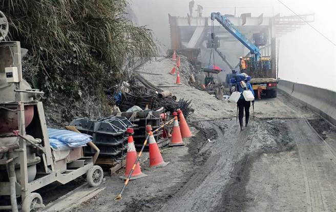 南橫公路台東段向陽到大關山隧道仍施工中，禁止人車通行，但仍有登山客闖入，非常危險。（關山工務段提供／莊哲權台東傳真）