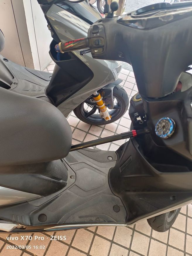 有民眾好奇机车加装黑色杆子的用途，引起网友歪楼讨论。（图／翻摄脸书爆废公社公开版）