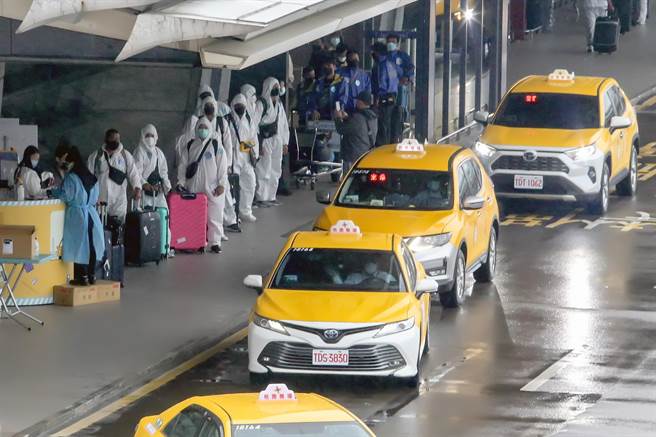 防疫车队在维持既有防疫措施条件下，可载送一般旅客及工作人员。（陈麒全摄）