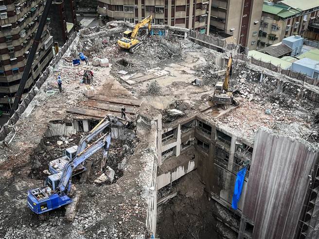 為了加速拆除，頂樓原本2輛怪手作業增加至4輛，打除時有專人灑水澆灌，維持土石濕潤，避免揚塵。（袁庭堯攝）