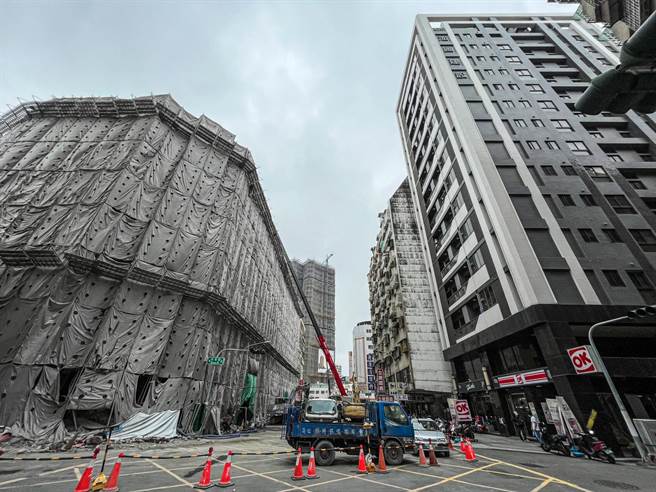 鹽埕區新舊大樓兩樣情，城中城加速拆除，鄰近老舊大樓也會另外進行拉皮重整工程。（袁庭堯攝）