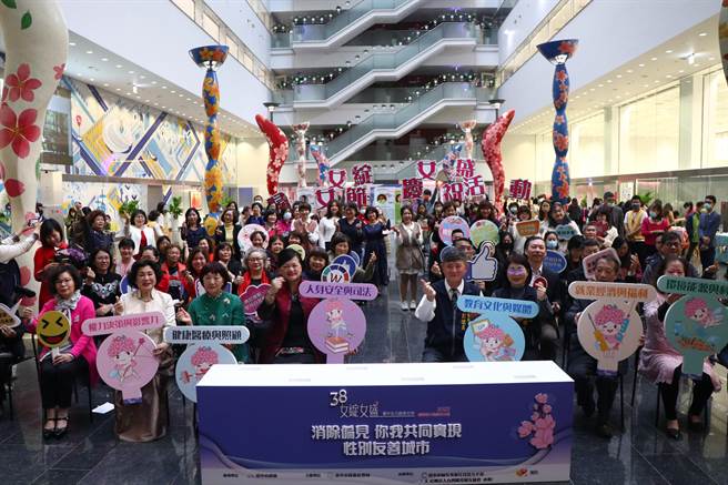 台中市政府社会局欢庆妇女节，举办「女绽女盛－女力故事分享」活动，邀38名女力代表分享生命故事。(社会局提供／林欣仪台中传真)