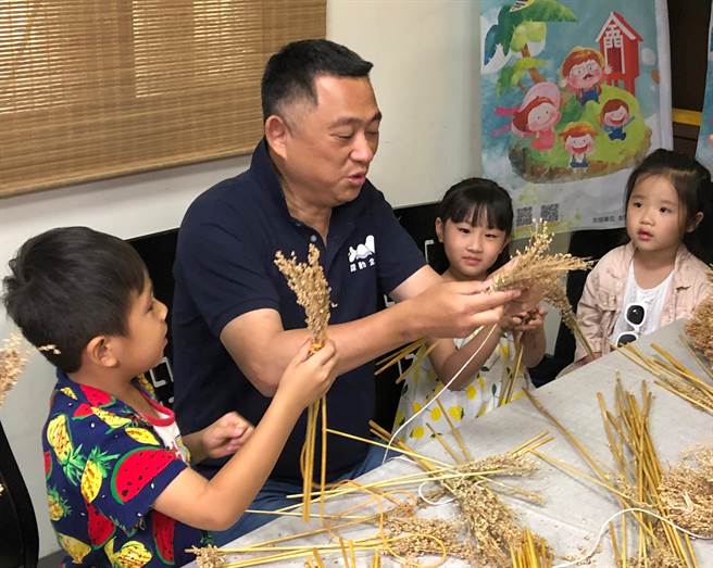 杨镇浯县长参加亲子体验活动，与小朋友一起编作高粱扫帚。（中时资料照片／李金生摄）