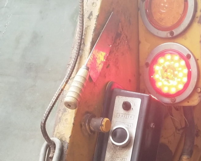 民眾好奇垃圾車上為何要黏一把菜刀？內行人揭真實用途，答案曝光讓眾人意外。(圖/截自臉書路上觀察學院)