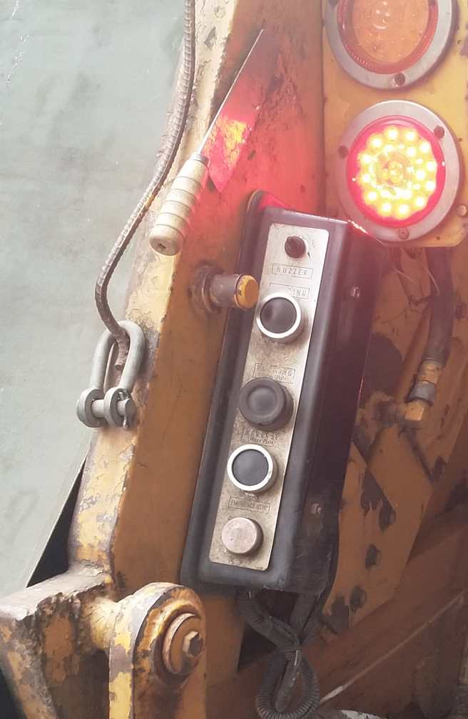 網友PO出垃圾車尾靠近按鈕處的菜刀。(圖/截自臉書路上觀察學院)