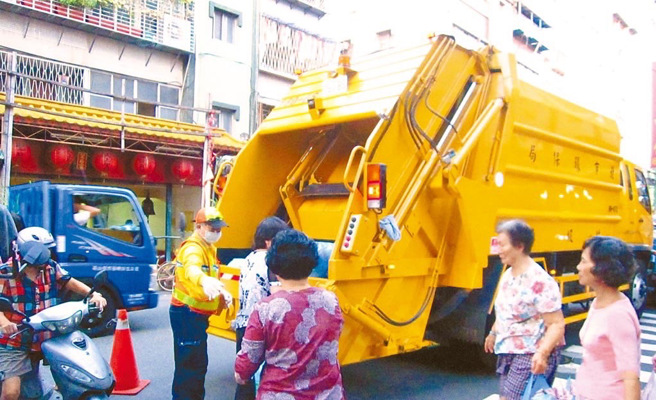 網友解答，垃圾車上的菜刀，主要是用來「破袋」。(示意圖/資料照)