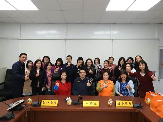 分局长陈保安特别准备精品咖啡及知名厂牌面膜，逐一赠送给分局及各派出所所有女警、工友等。（永和警分局提供）