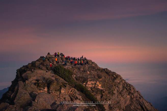 登上玉山主峰，享受台灣百岳之首的美景 。（AOA 登山隊提供）