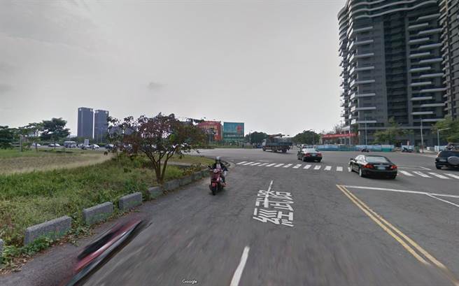 劉姓男子載友人行經橋頭區經武路時，因道路縮減，不慎撞上路旁水泥墩翻車受傷，劉男怒提國賠求償45萬元。高雄地院法官認為，「道路縮減」非屬公共設施設置或管理問題，騎士應自行注意，駁回劉男之訴，可上訴。（取自GoogleMap／袁庭堯高雄傳真）