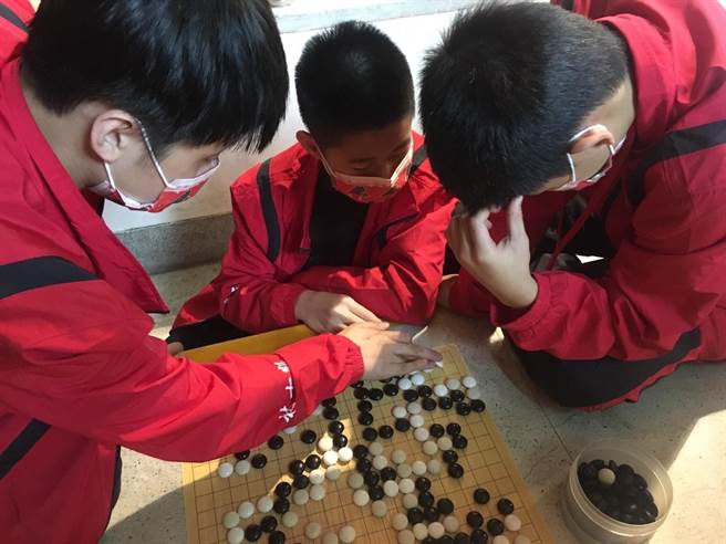 新北市南山中學參加教育部110學年度中等以下學校圍棋運動錦標賽，榮獲高中組團體冠軍、個人組冠軍、國中團體組第三。（南山中學提供）