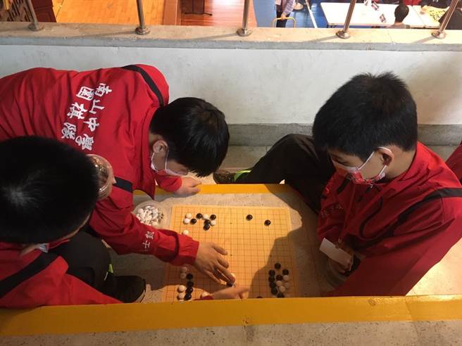 新北市南山中學參加教育部110學年度中等以下學校圍棋運動錦標賽，榮獲高中組團體冠軍、個人組冠軍、國中團體組第三。（南山中學提供）