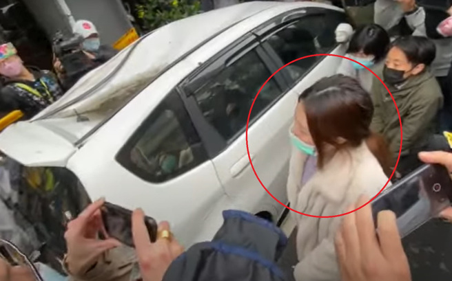 台中大火有名男子踩空坠楼撞凹一辆白车车顶，女车主现身表示庆幸车停那。（翻摄影片）