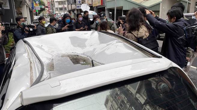 台中大火有名男子踩空坠楼撞凹一辆白车车顶。（资料照/陈淑芬摄）
