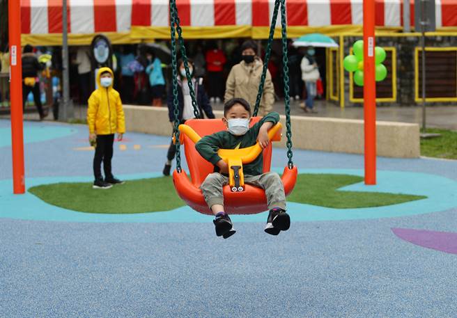 位于新店区北新路的马公小小航海家游戏场，各式游戏器具结合滑轨，溜索及弹跳床，体验不同冒险乐趣，充满了挑战和刺激性，是小朋友的最爱。（季志翔摄）