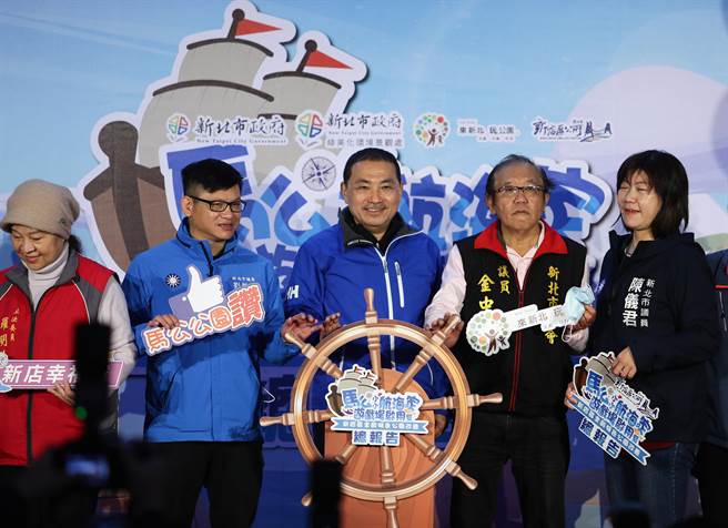 马公小小航海家游戏场7日开幕，新北市长侯友宜（中）应邀到场并且与在场来宾一起主持开幕仪式。（季志翔摄）