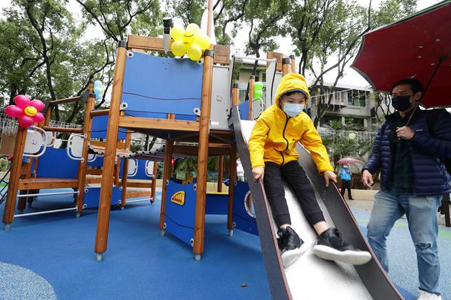 位于新店区北新路的马公小小航海家游戏场7日开幕，吸引不少小朋友到游戏区玩耍。（季志翔摄）