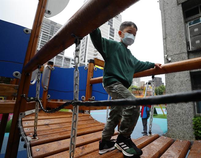 位于新店区北新路的马公小小航海家游戏场开幕，吸引不少小朋友到游戏区玩耍。（季志翔摄）