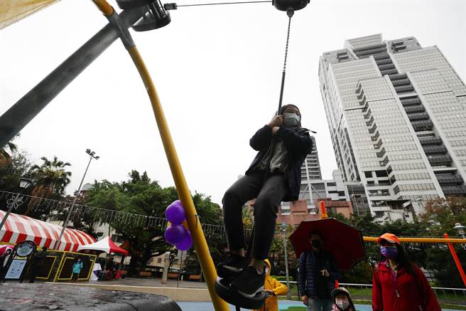 位于新店区北新路的马公小小航海家游戏场，各式游戏器具结合滑轨，溜索及弹跳床，体验不同冒险乐趣，充满了挑战和刺激性，是小朋友的最爱。（季志翔摄）