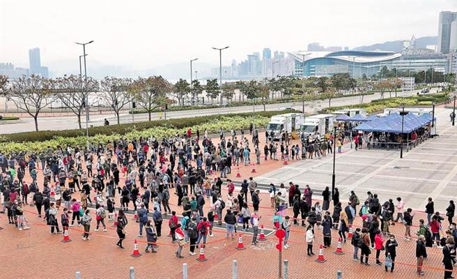 香港新增25150例確診，第五波累計逾48萬人染疫。陽性呈報平台上線。（文匯報）