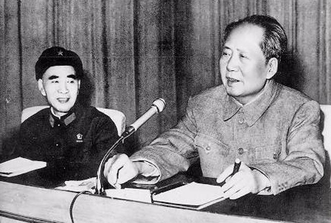 林彪和毛泽东的合影。（摘自中时资料库）