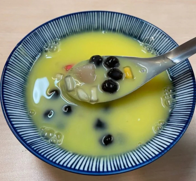 网友PO出「烧布丁」，吃法跟烧仙草一样可以加料。(图/截自Dcard)