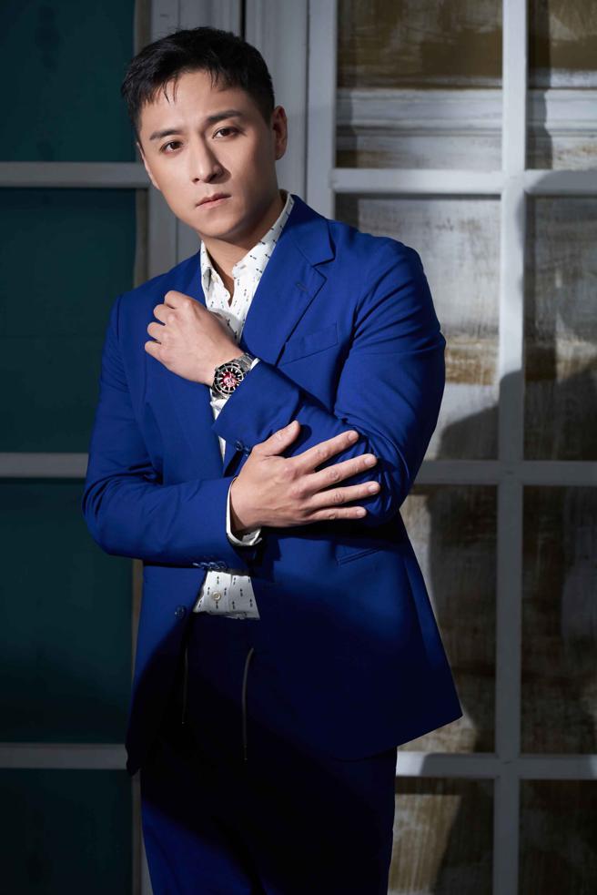 鄭人碩平時不常購買服飾，服裝預算更願意花費在手表上，平時熱愛簡約有型的表款，此次則戴上Rado瑞士雷達表 Captain Cook 庫克船長300米紅黑限定款6萬4900元，搭配藍色西裝演繹時尚型男的面貌。（服裝/Paul Smith、攝影/JOJ PHOTO、妝髮/李昀熹）