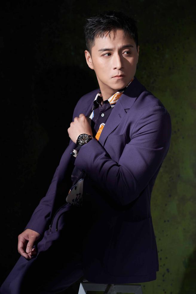 鄭人碩過去經常飾演社會基層角色，但他透露若有機會也想跳脫過去的框架，飾演成功企業家，此次以Rado 瑞士雷達表Captain Cook 庫克船長300米黑色高科技陶瓷鏤空自動腕錶11萬4000元，搭配紫色西裝一圓當霸總的夢想。（服裝/Paul Smith、攝影/JOJ PHOTO、妝髮/李昀熹）