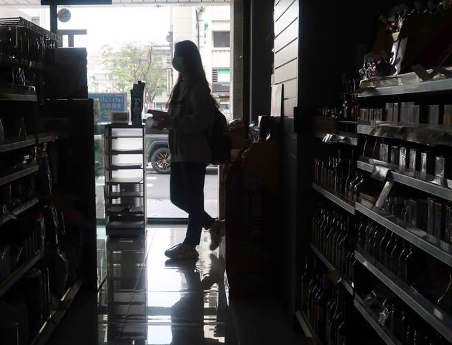 全台3日上午9時左右無預警大範圍停電。圖為台北信義區便利商店，民眾摸黑購物。（資料照／王英豪攝）
