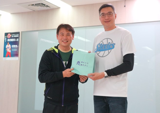 邱宗志(右)与相识15年的周俊三相见欢。(台湾篮球名人堂提供)