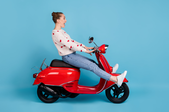 有名女子開心騎著車欲翹孤輪，此時後座女乘客似乎被頂到摔落地面；網友表示樂極生悲。（示意圖/shutterstock）