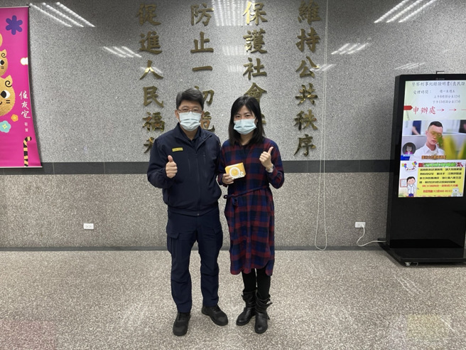 婦女節前夕，林口警分局長陳忠龍贈洋甘菊茶包 讓女警越喝越美麗。(林口分局提供)