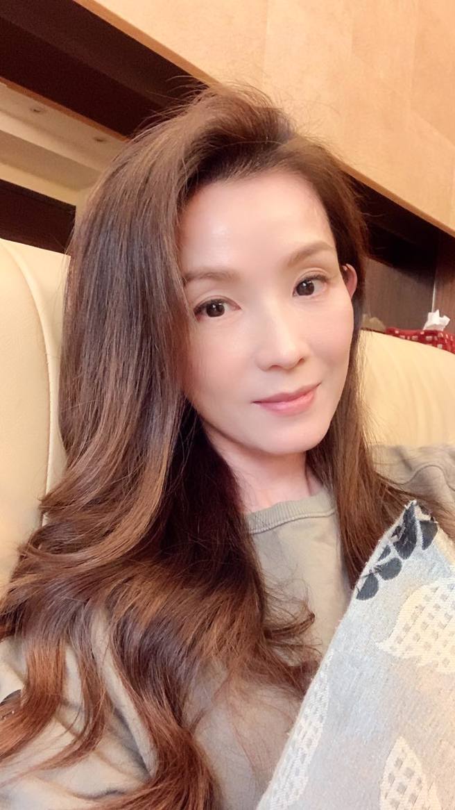 叶全真的自拍照被疑脸有补东西。（图／FB@叶全真）