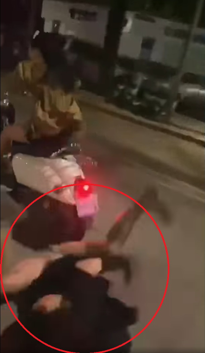 有名女子開心騎著車欲翹孤輪，此時後座女乘客似乎被頂到摔落地面；網友表示樂極生悲。（翻攝自臉書爆廢公社公開版）