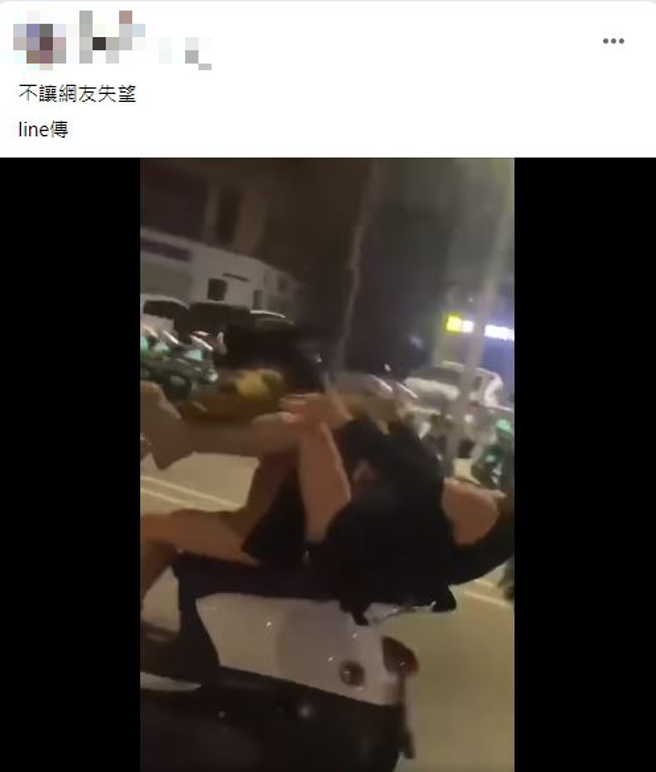 有名女子開心騎著車欲翹孤輪，此時後座女乘客似乎被頂到摔落地面；網友表示樂極生悲。（翻攝自臉書爆廢公社公開版）
