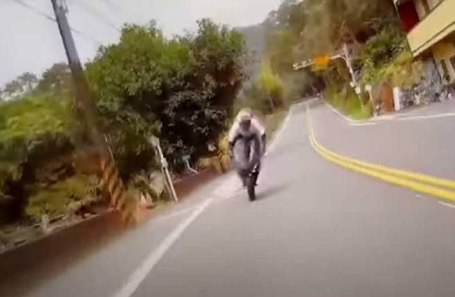 重機跑北宜，突然「翹孤輪」。（翻攝臉書《●【爆料公社二社】●》影片）