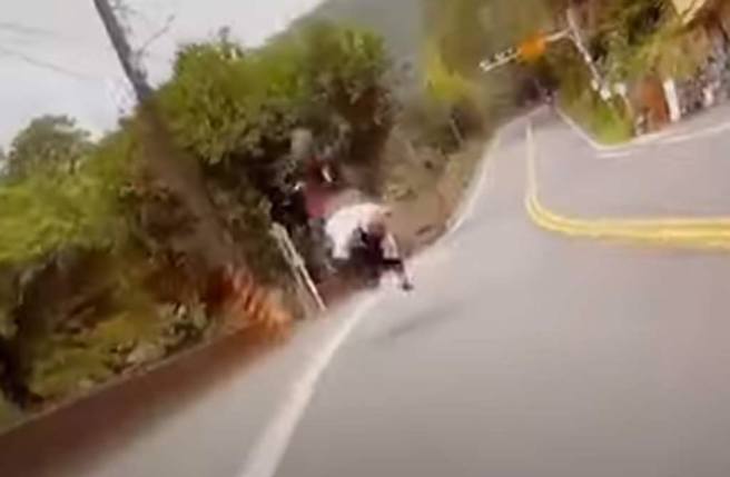 騎士與重機連人帶車空中翻滾。（翻攝臉書《●【爆料公社二社】●》影片）