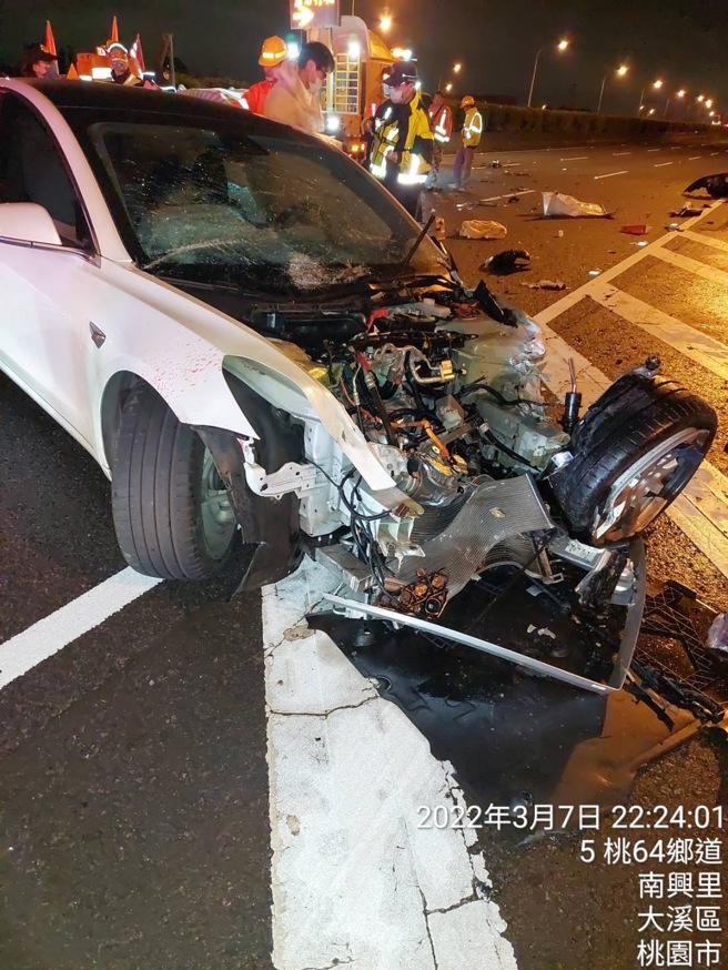 国3严重车祸，1辆BMW撞施工车，特斯拉追撞「车头毁」，1工人急送医（记者爆料网提供）
