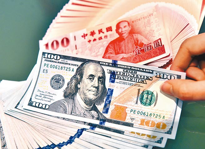 避险当道，银行瞄准美元推出优利方案吸金。图／本报资料照片