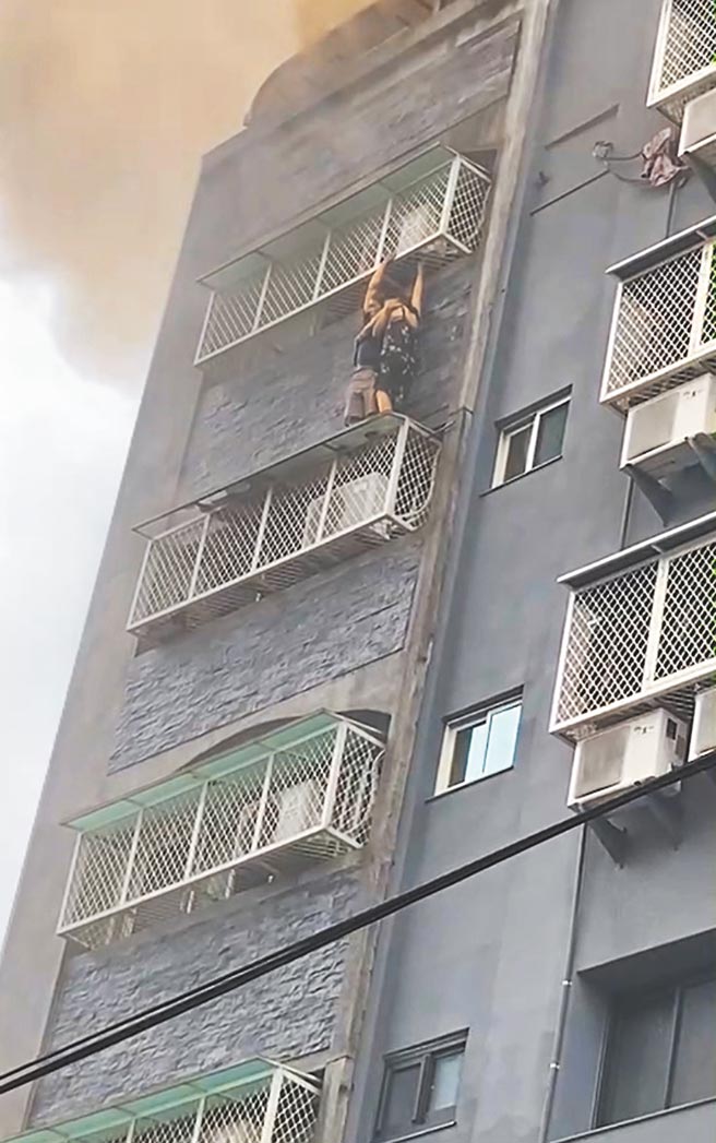 台中市中区兴中街1栋大楼6日下午发生火警，有3人因不耐火场高温，站在6楼遮雨棚待救，其中1名男子不幸坠落受伤。（台中市消防局、爆料网提供／张妍溱台中传真）