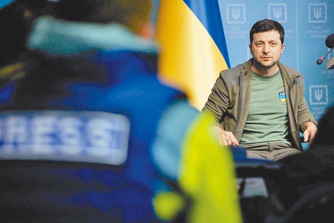 乌克兰总统泽伦斯基打了一场很成功的认知战，他自制谈话影片上传网路，让人民知道他没有落跑。图为泽伦斯基3日在基辅接受外国媒体採访。（路透）